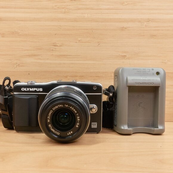 Olympus PEN Mini E-PM2 / 14-42mm Lens / Micro Four Thirds Camera / Tested - Picture 2 of 11